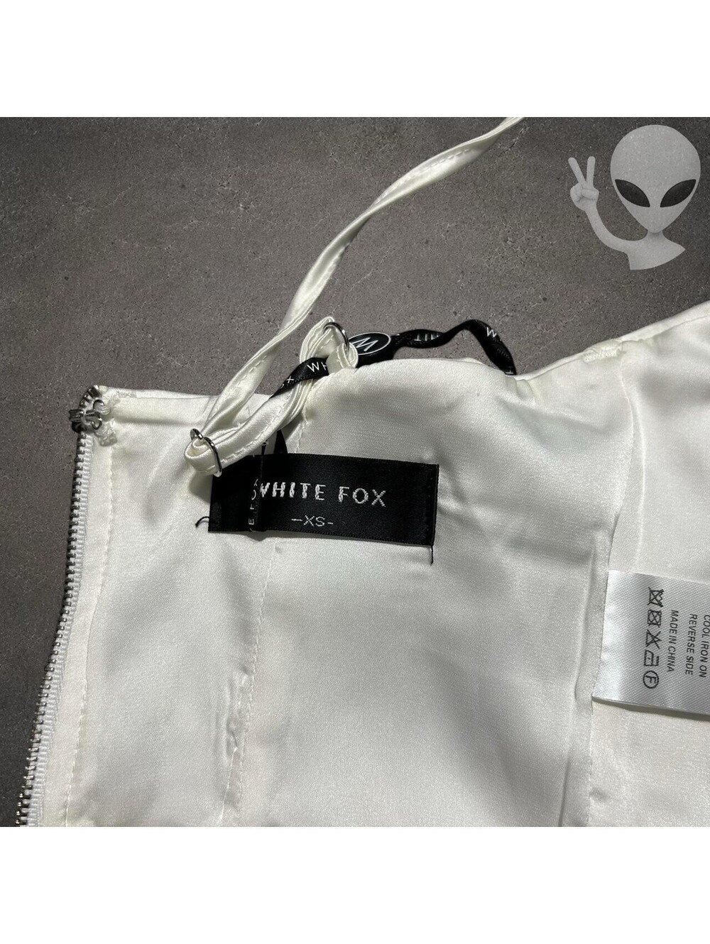 White Fox Boutique Satin Corset Top Women XS White Cropped V Bar Bustier NWT - Picture 5 of 7
